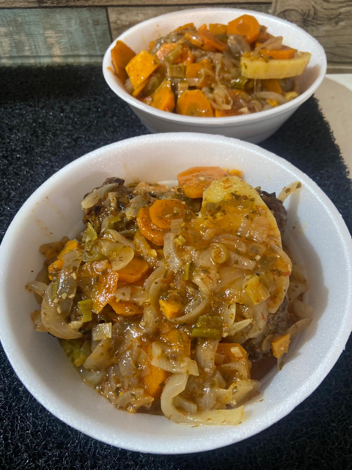 Carne casera con vegetales y salsa