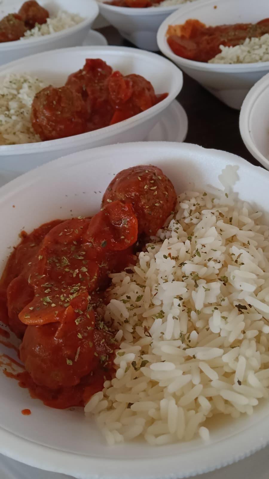 Albóndigas en tuco con arroz