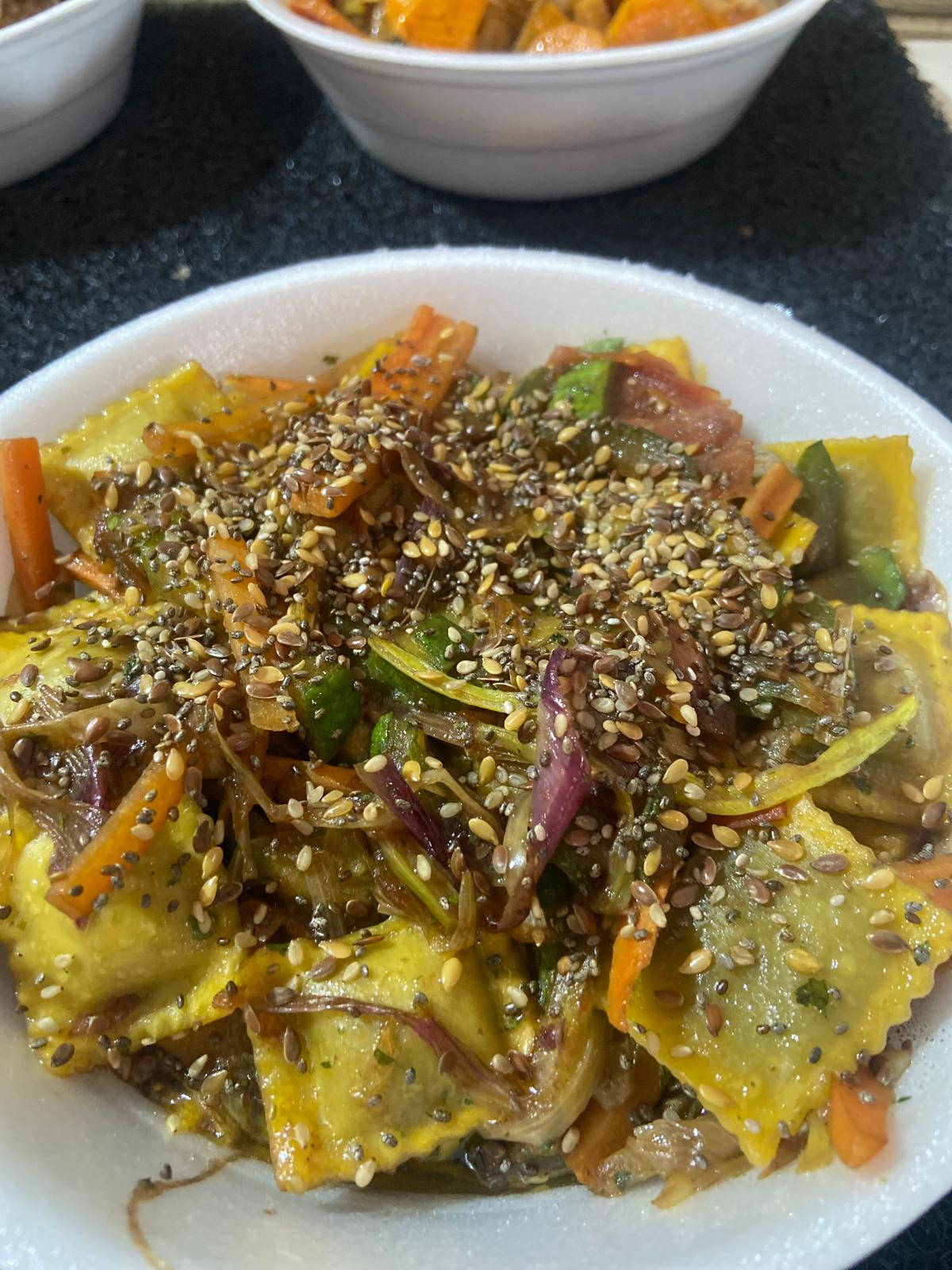 Ravioles salteados con vegetales y semillas