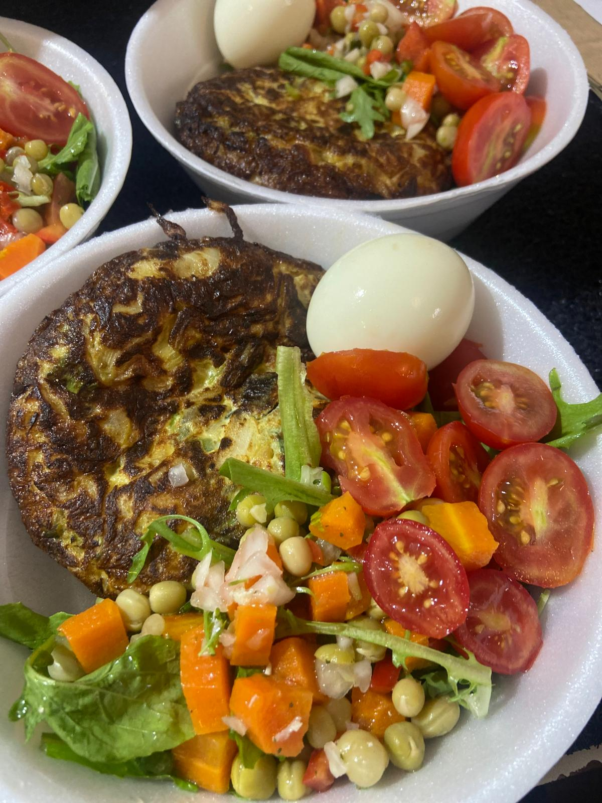 Tortilla de vegetales con huevo y ensalada