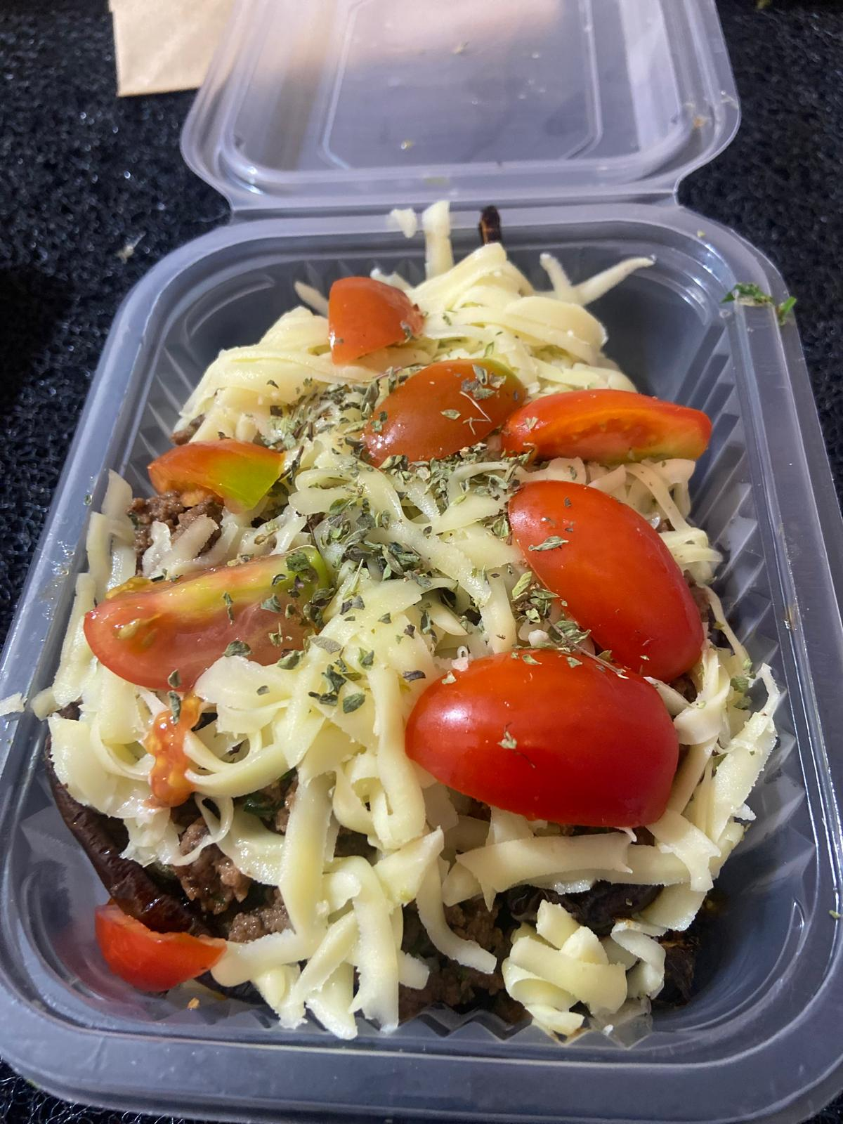 Carne con zapallitos, queso y tomates cherry